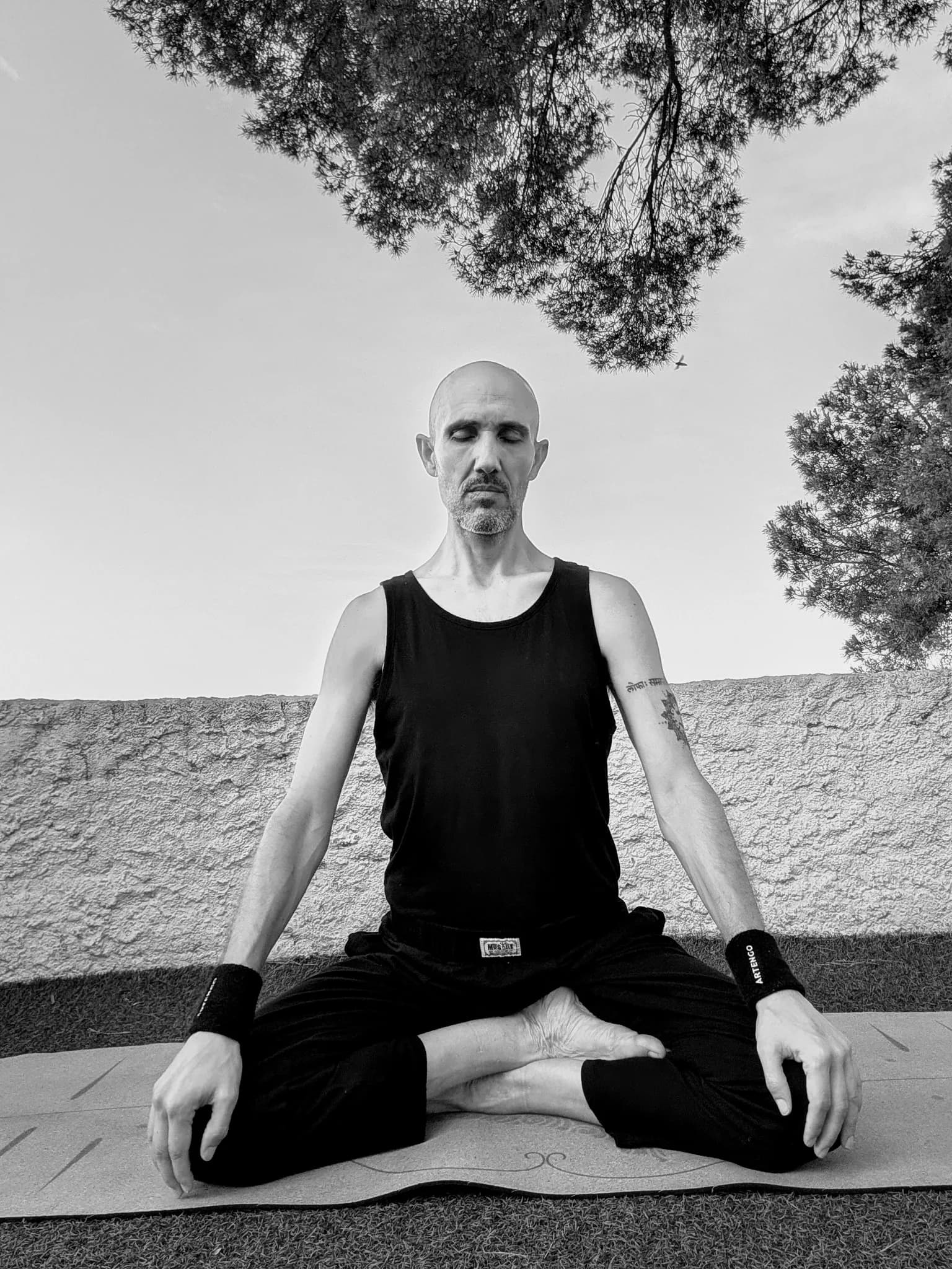 Anand Boaz sentado en meditación